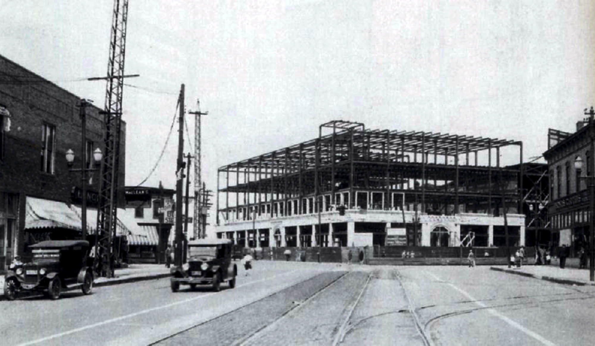Broadway_Building_1925_being_built_2000_x_1165